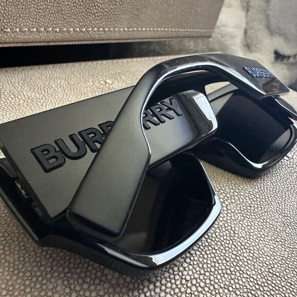 Burberry Men’s Black Rectangle Sunglasses - Made in Italy - Picture 1 of 17